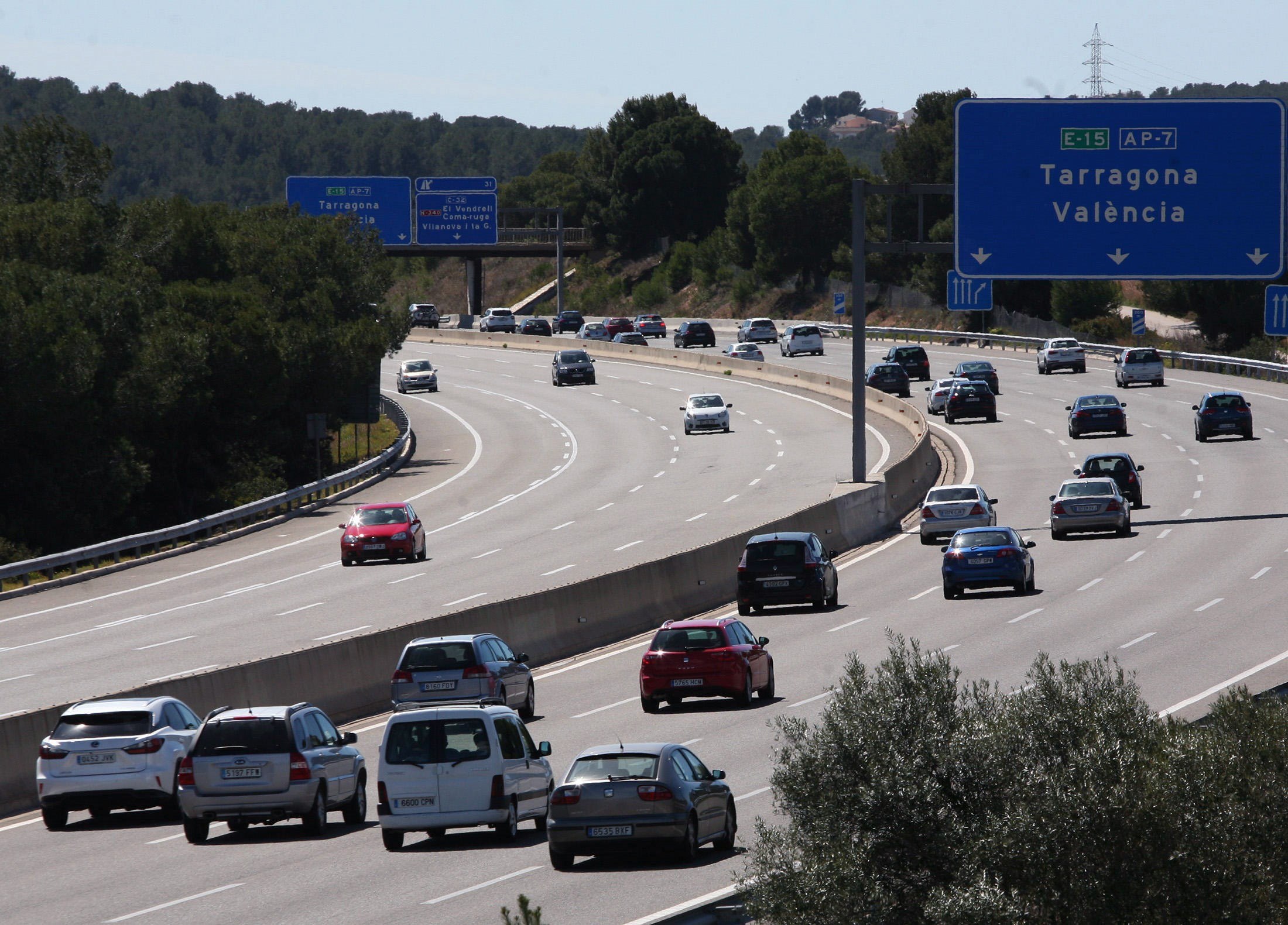 Vista de la autovía AP-7 con tráfico denso en sentido sur a su paso por El Vendrell, durante la segunda fase de la operación salida de Semana Santa