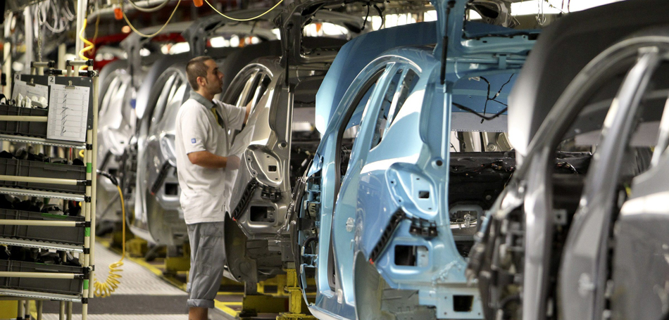 Un operario, en la cadena de montaje en la planta de General Motors en Figueruelas