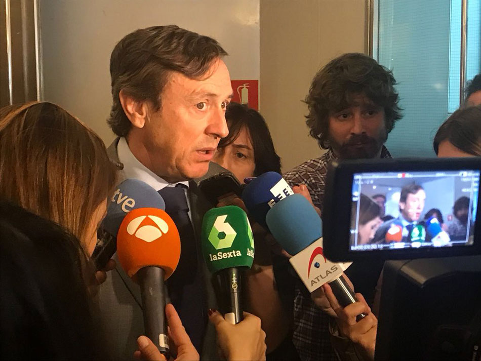 El portavoz del Grupo parlamentario Popular, Rafael Hernando, durante su comparecencia ante los medios en el Congreso de los Diputados.