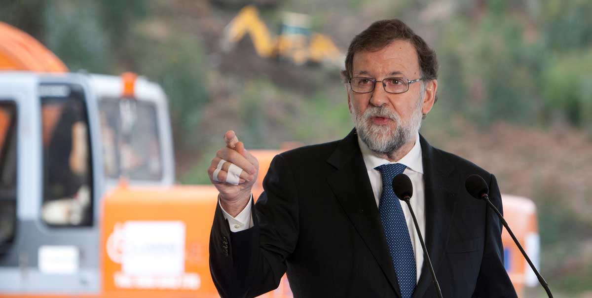 El presidente del Gobierno, Mariano Rajoy, durante la visita que han realizado a las obras del tramo Vilaboa-Ermida de la autovía A-57, hoy en Pontevedra. 
