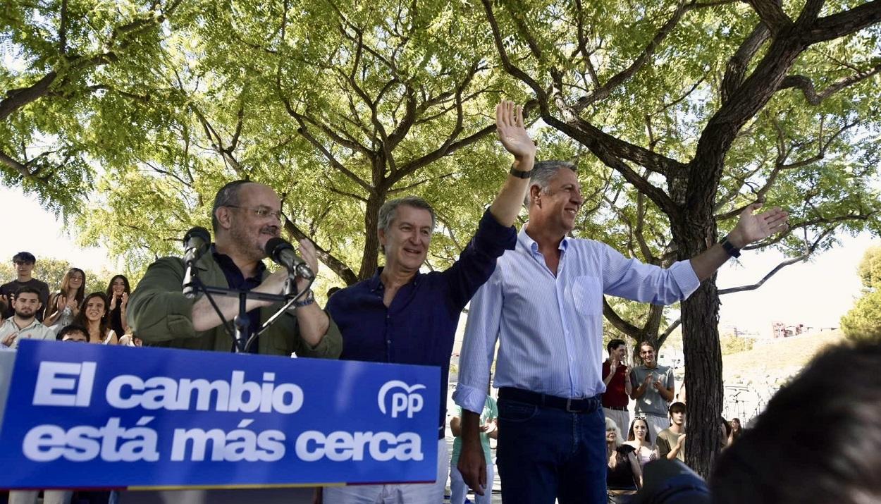 El presidente del PP, Alberto Núñez Feijóo, el presidente del PP catalán, Alejandro Fernández, y el alcalde de Badalona, Xavier García Albiol. EP