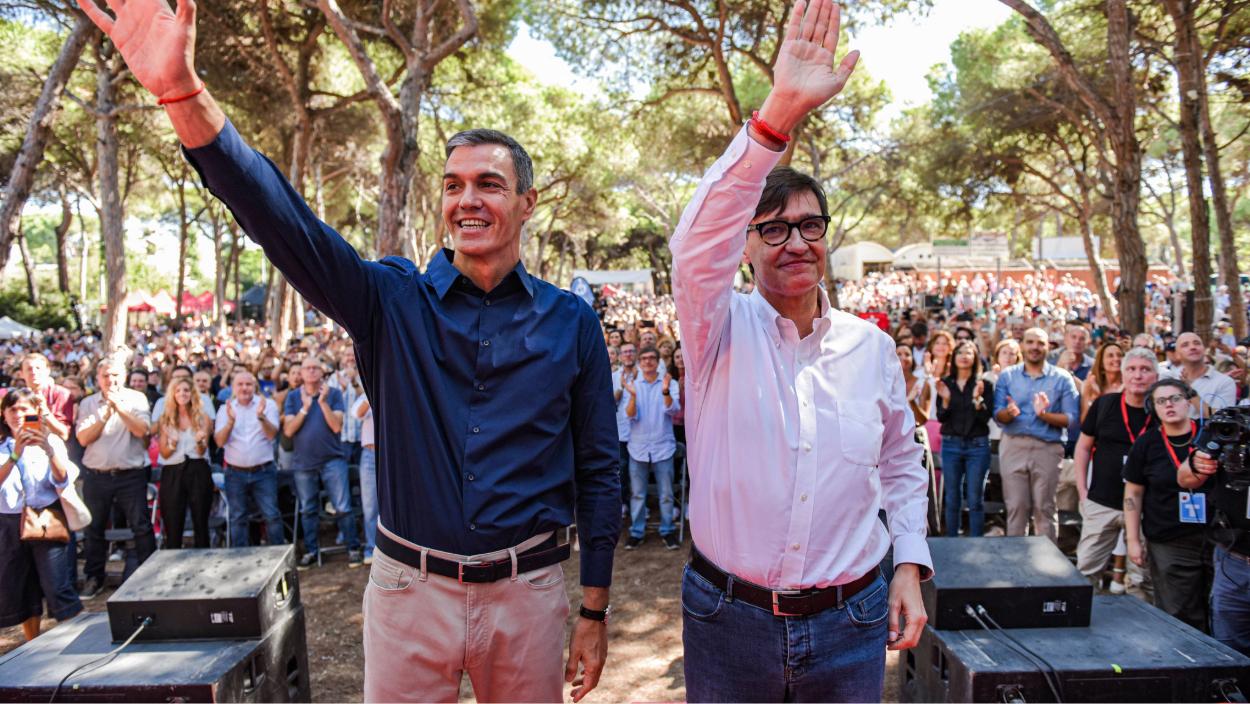 El presidente del Gobierno, Pedro Sánchez, y el presidente de la Generalitat de Catalunya, Salvador Illa, durante la celebración de la Fiesta de la Rosa del PSC, a 20 de septiembre de 2026, en Gavà (Barcelona). Alberto Paredes / EP