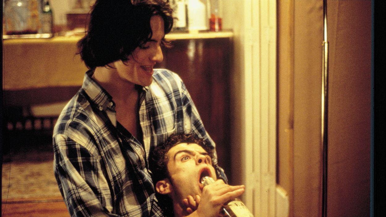 Fotograma de la película 'Historias del Kronen' (1995), basada en la novela homónima de José Ángel Mañas. 