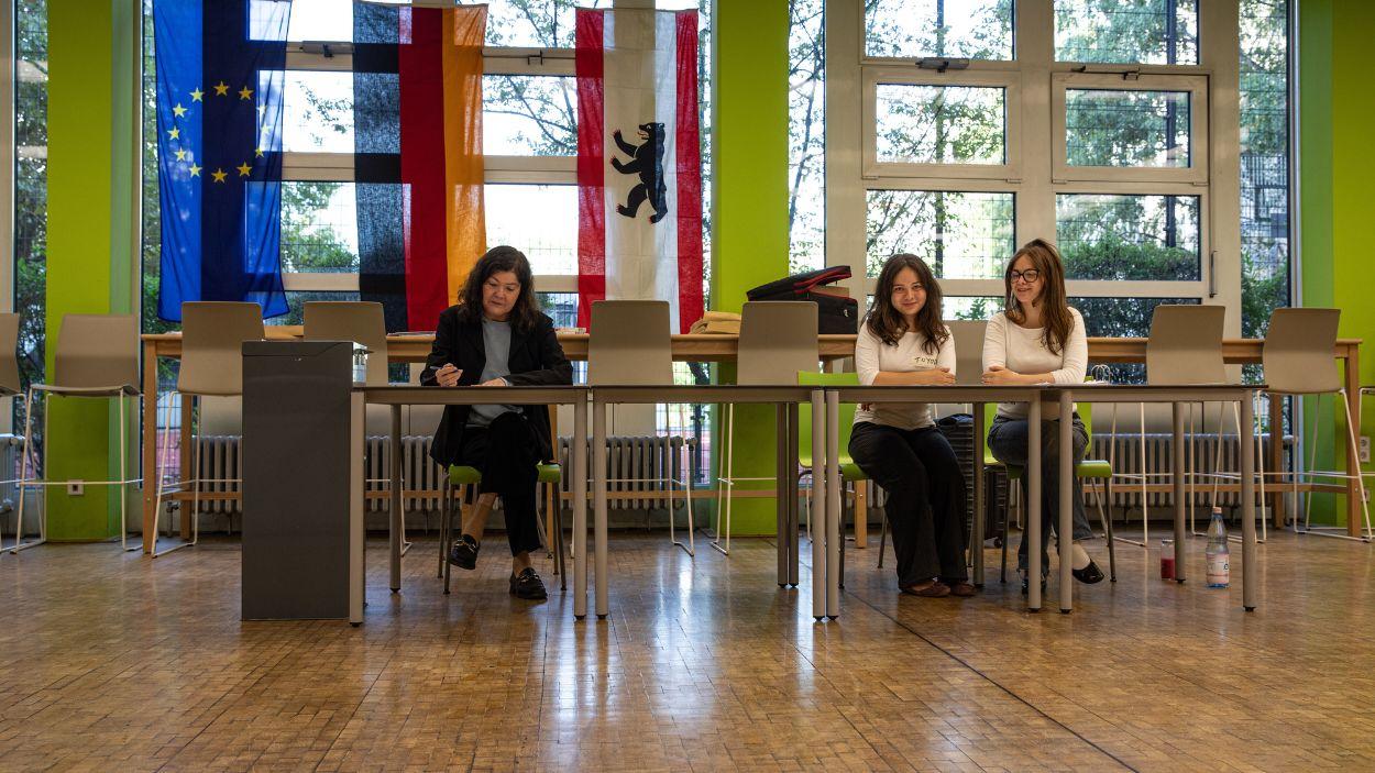 Se observan cabinas de votación y personal electoral dentro de los colegios electorales en el distrito de Charlottenburg de Berlín. EP.