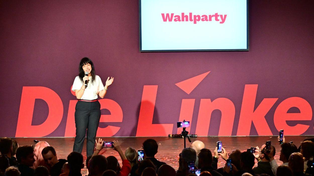 Elif Eralp durante un acto de campaña de Die Linke. EP.