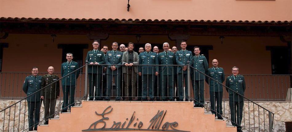 Los oficiales que participaron en la comida posan en la Bodega Emilio Moto