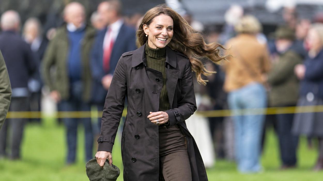 Príncipe Guillermo y Kate Middleton participan en un partido de shinty durante su visita al Bute Shinty Club en Rothesay, Escocia, el 17 de septiembre de 2026 / Getty