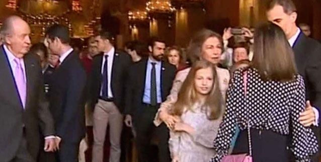 Captura del vídeo de la tensión entre la reina Letizia y la reina Leonor ante la mirada de Juan Carlos I y con Felipe VI intentando mediar