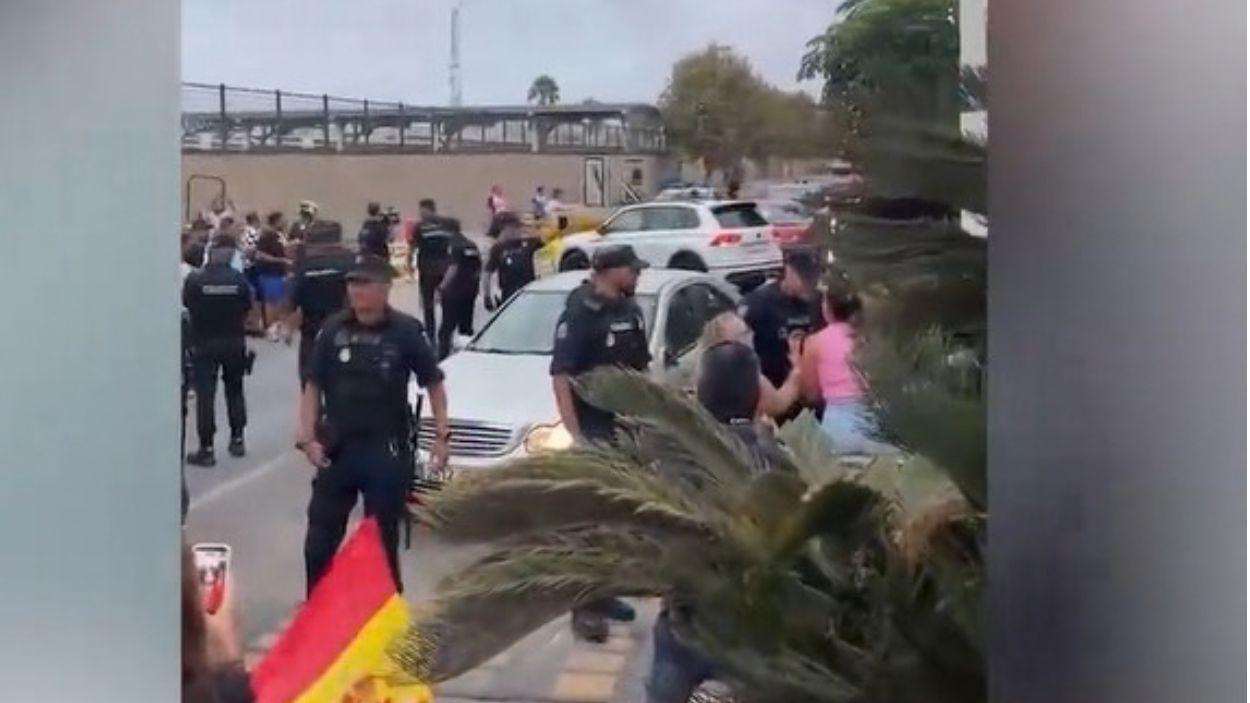 Ataque a un vehículo durante las protestas contra la ONG navarra Negu Gorriak en Ceuta. EP/Redes sociales