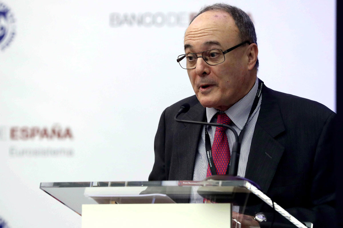 El gobernador del Banco de España, Luis María Linde, inaugura la conferencia conjunta con el Fondo Monetario Internacional (FMI)