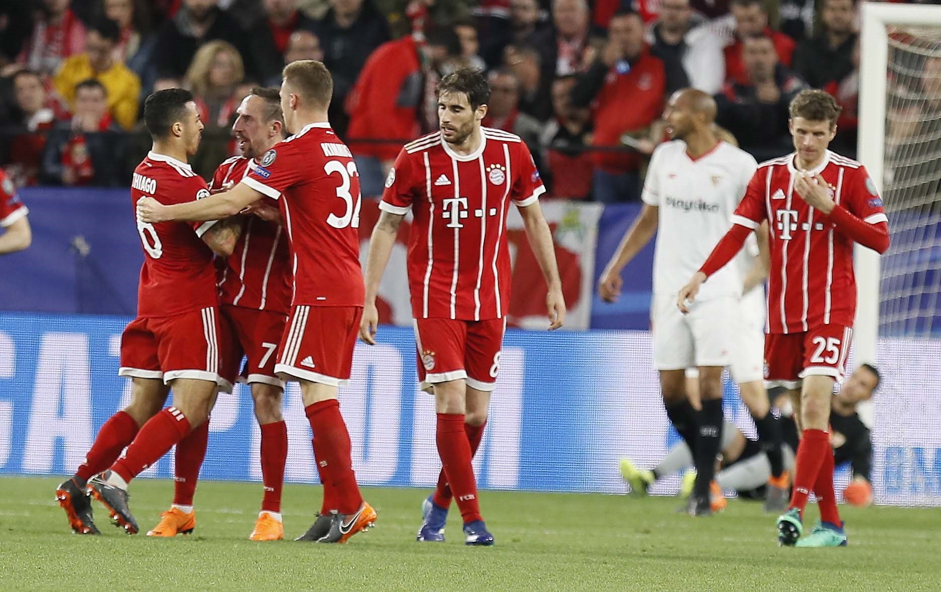 El delantero francés del Bayern Múnich Franck Ribéry (2i) celebra con sus compañeros su gol, primero del equipo ante el Sevilla FC. 