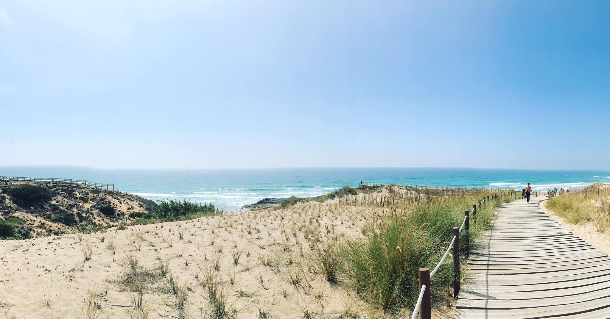 Cuidados y cómodos accesos de madera que llevan a Praia do Malhâo