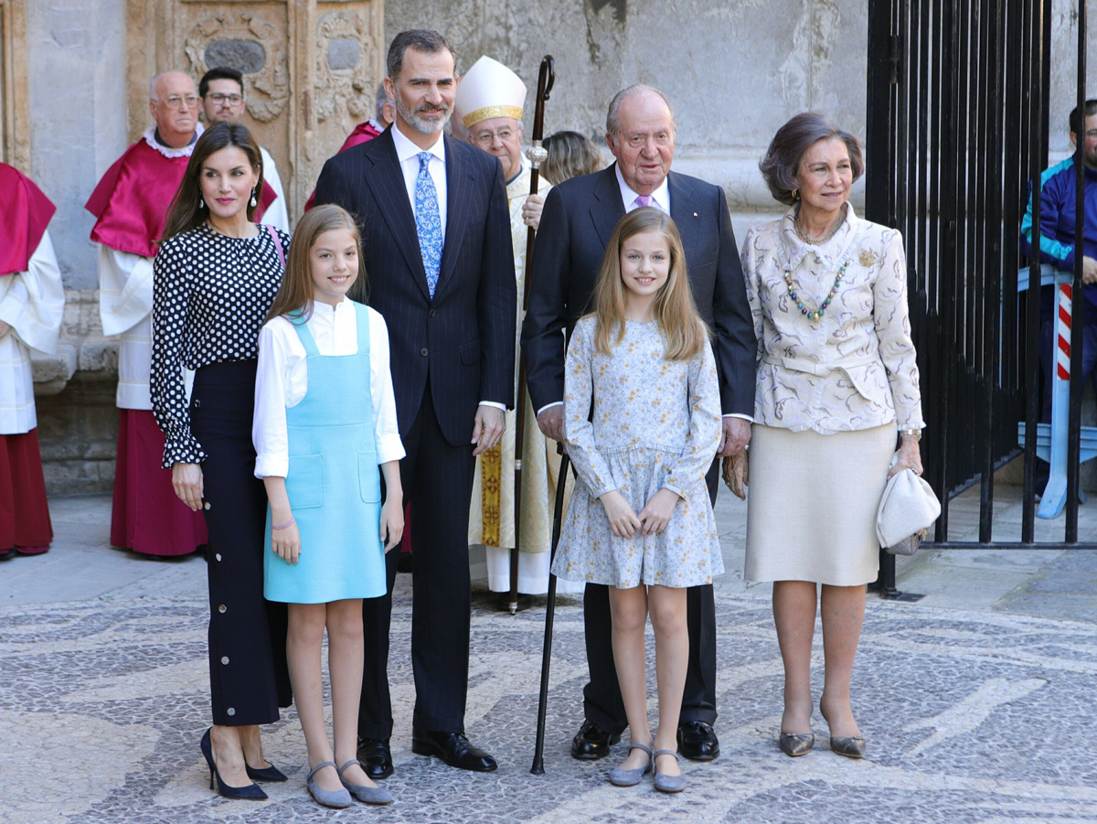 Los reyes Felipe y Letizia, sus hijas, la princesa Leonor y la infanta Sofía, y los reyes don Juan Carlos y doña Sofía 