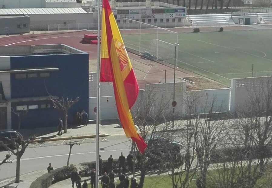 La bandera de 18 metros en el momento de ser izada