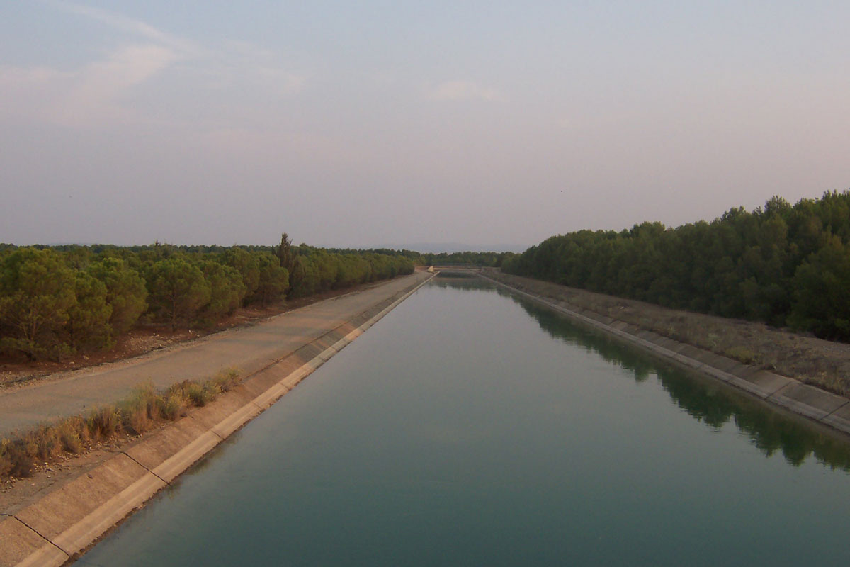 Canal del trasvase Tajo-Segura a su paso por Albacete