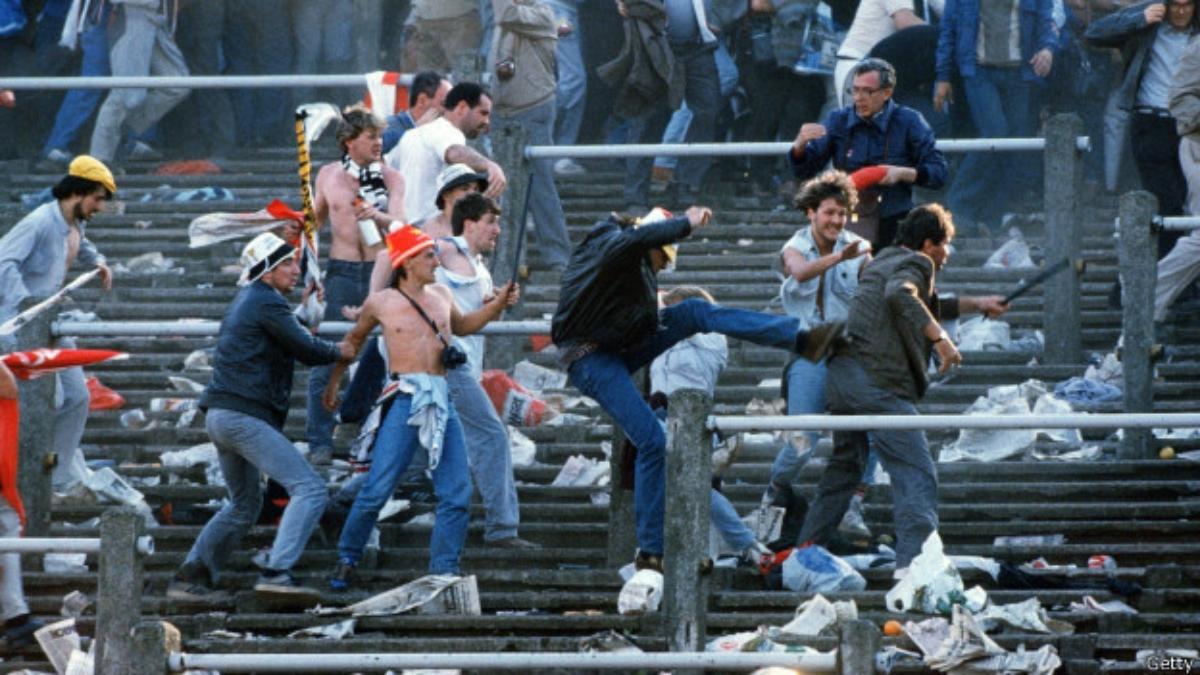 Hinchas peleándose en la grandas| BBC