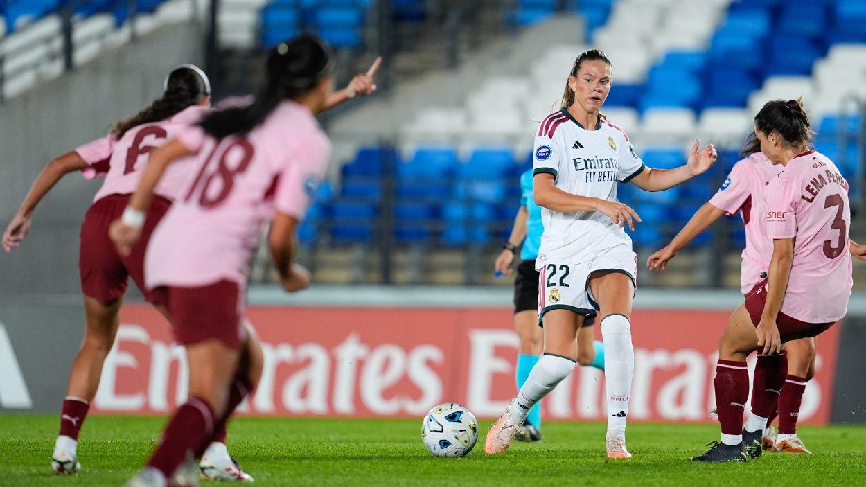 Bella Andersson, del Real Madrid CF, pasa el balón durante el partido de la Liga F femenina española entre el Real Madrid y el Valencia CF en el estadio Alfredo Di Stéfano. EP.