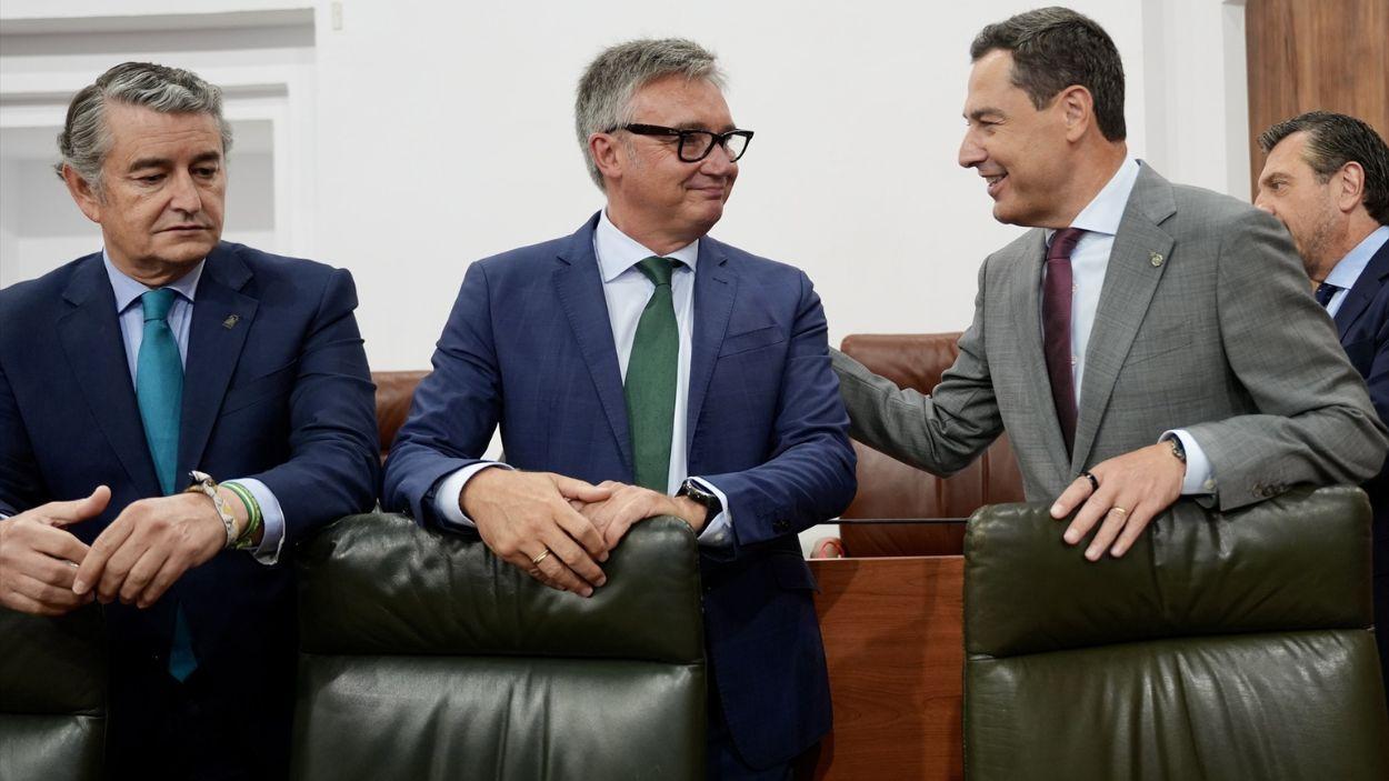 El presidente de la Junta de Andalucía, Juanma Moreno (d), y los vicepresidentes primero y segundo, Antonio Sanz (i) y Manuel Gavira (d), en la primera jornada del Pleno del Parlamento andaluz / EP