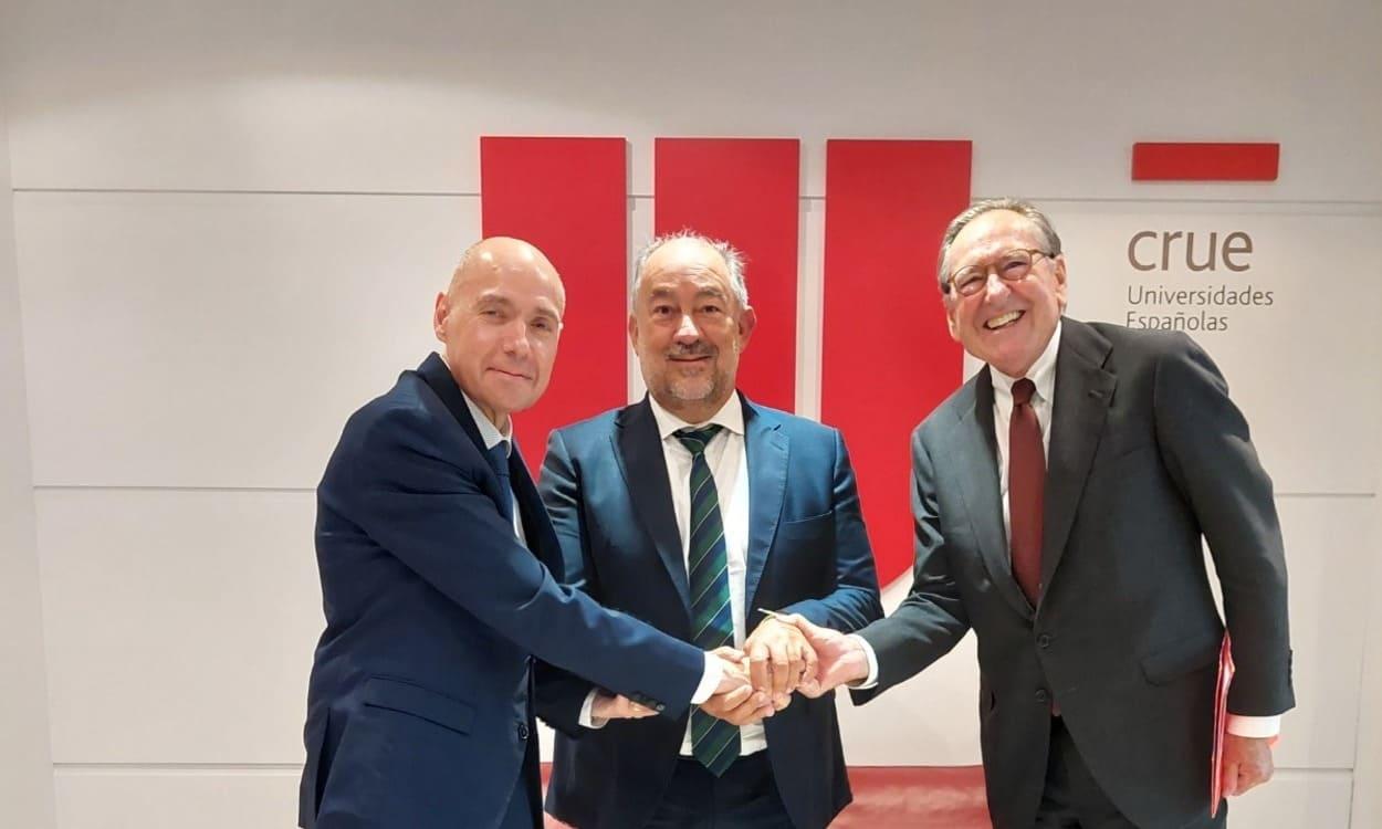 Los rectores y Banco Santander renuevan sus programas de becas para Erasmus y microcredenciales universitarias. CRUE