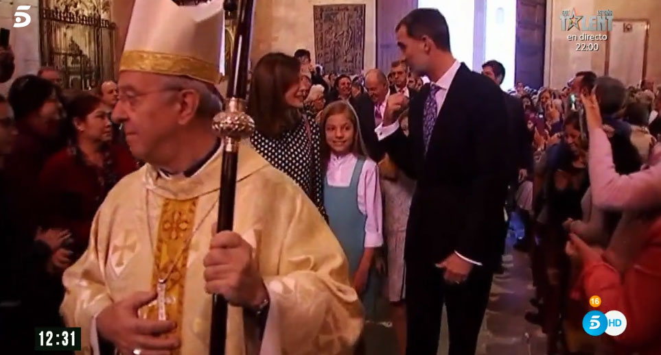 Momento en el que Felipe VI parece indicar a Letizia que desacelere el paso para esperar a los reyes eméritos