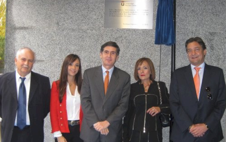 El rector de la Universidad Rey Juan Carlos en 2012, Pedro González-Trevijano, y Dionisio Ramos (derecha), inauguran la residencia de estudiantes de Vicálvaro.