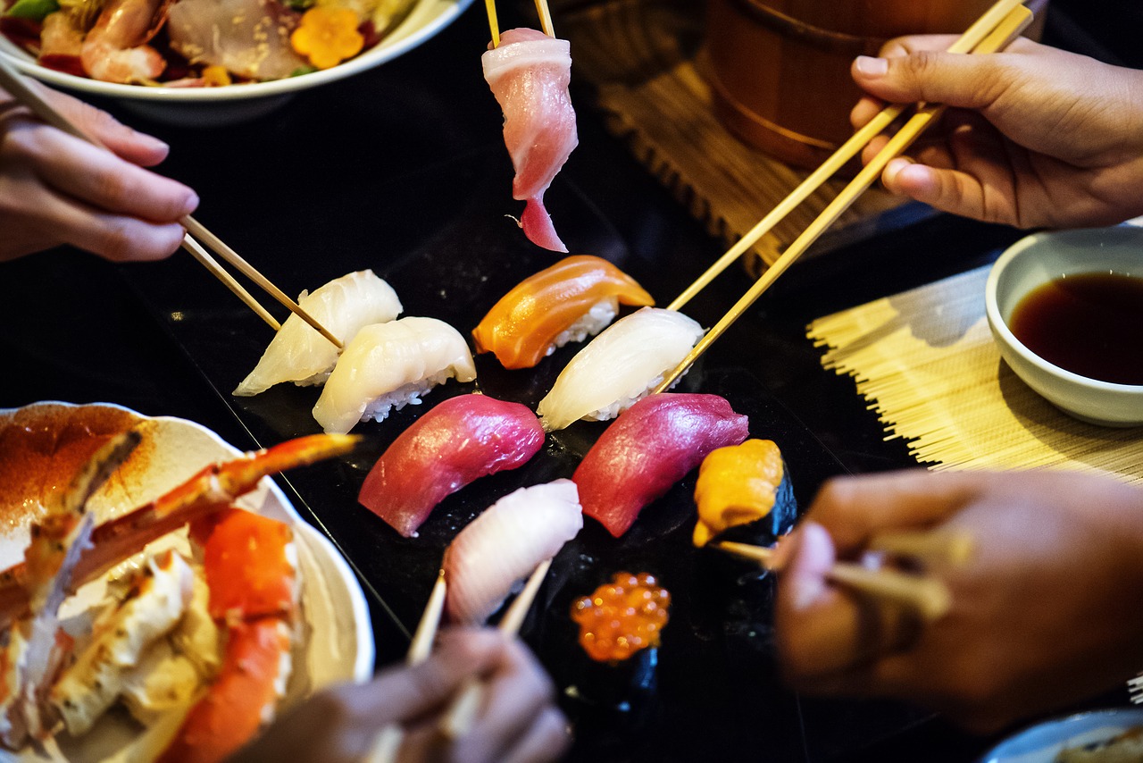 Bandeja de sushi variada