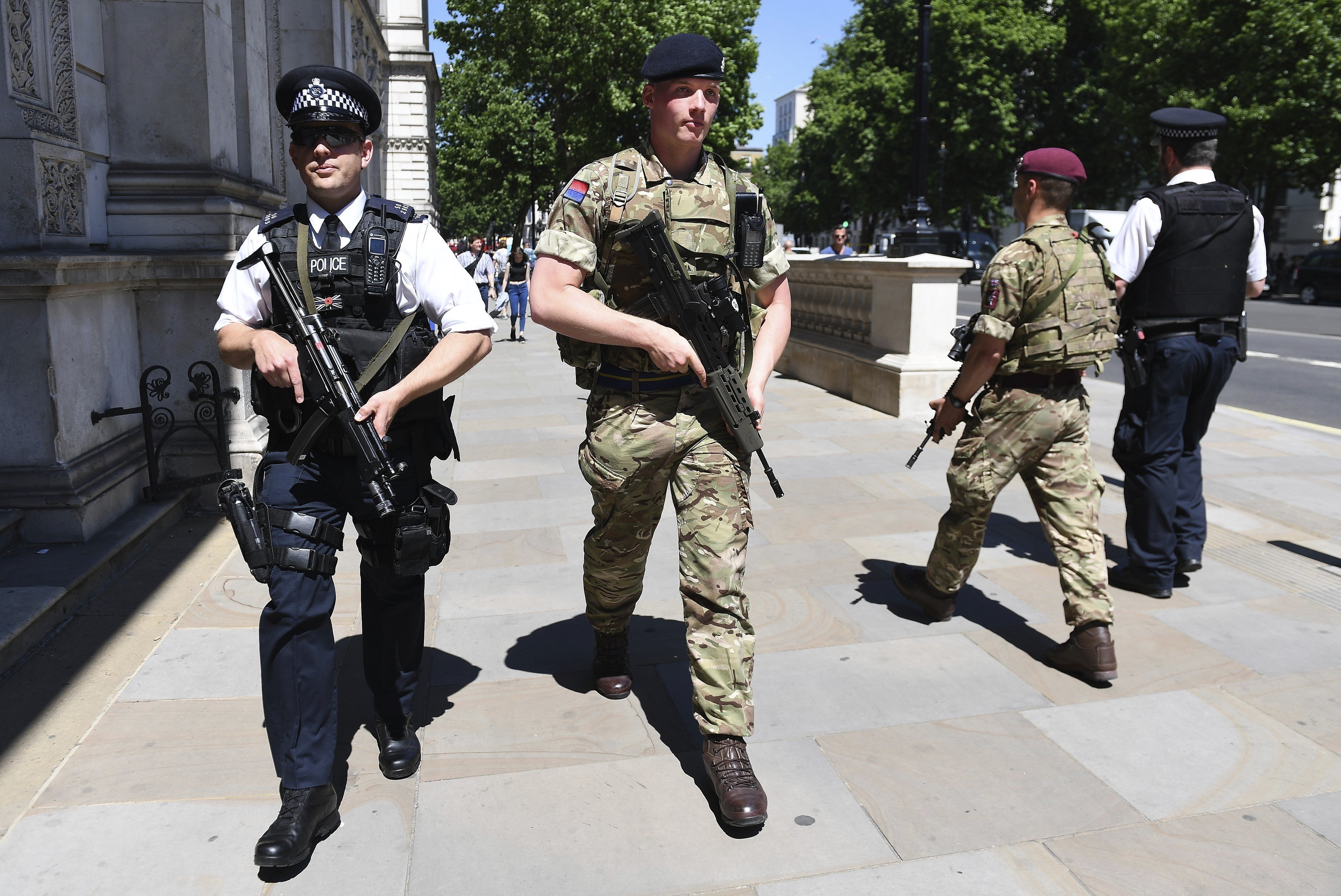 Policías y soldados patrullan por el centro Londres, Reino Unido.