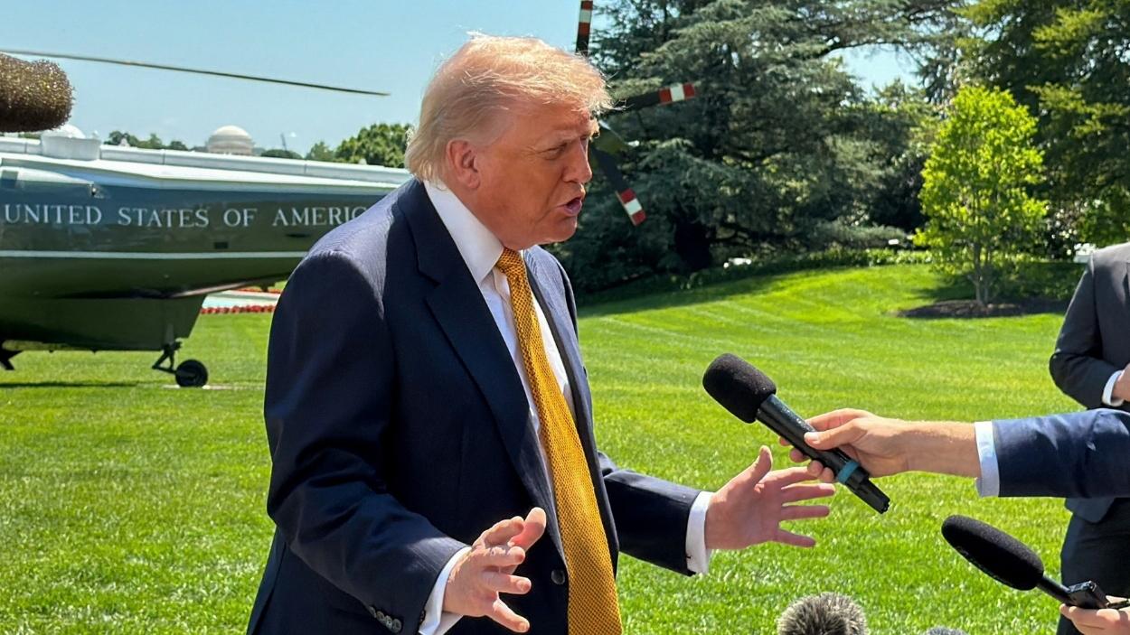 El presidente de Estados Unidos, Donald Trump, atiende a la prensa en las inmediaciones de la Casa Blanca. EP.