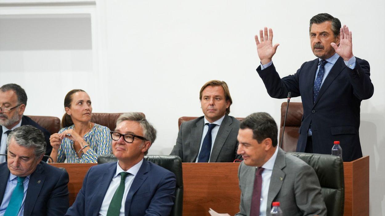 El portavoz del grupo parlamentario popular, Toni Martín, interviene durante la primera jornada del Pleno del Parlamento andaluz / EP