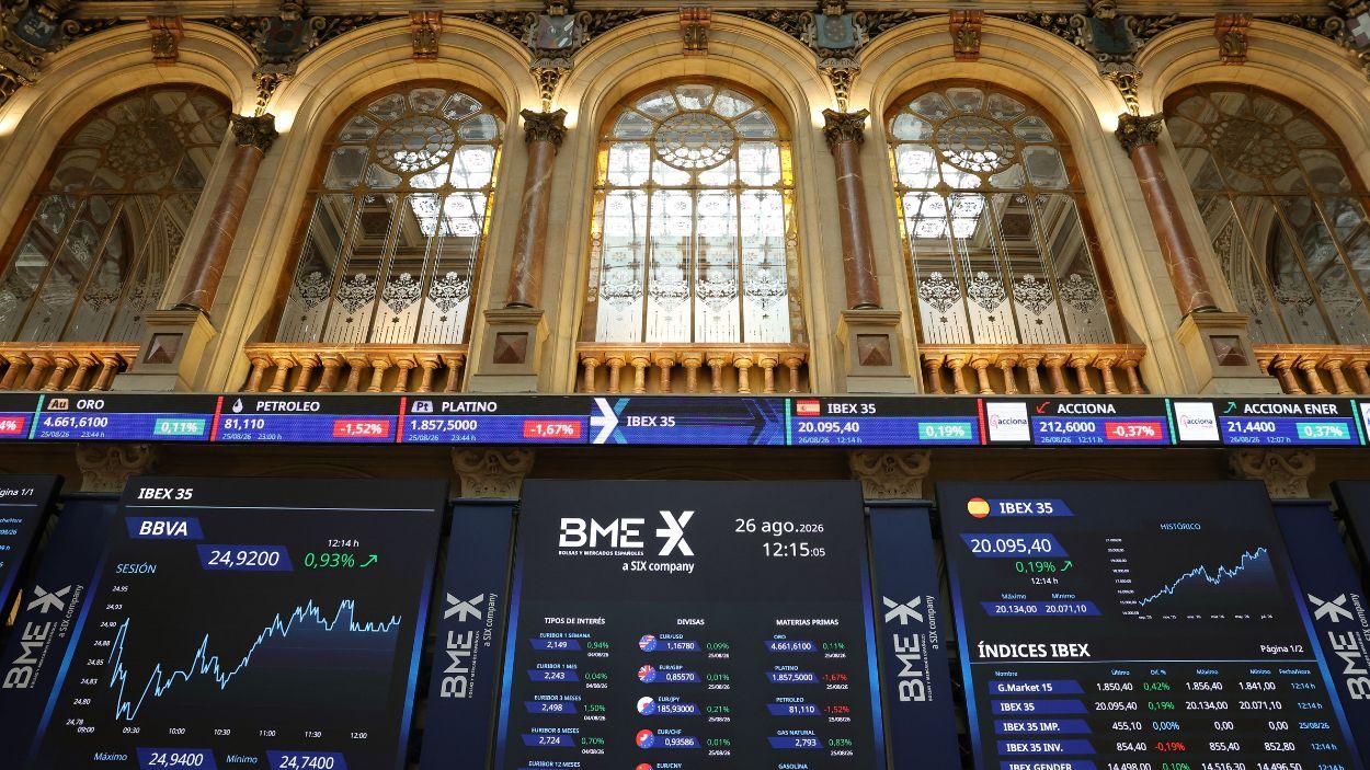 Pantalla con datos del Ibex, en el Palacio de la Bolsa de Madrid. EP.