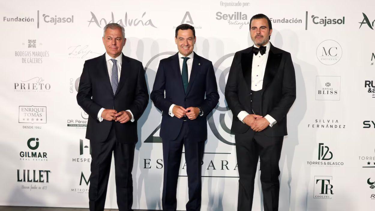 El alcalde de Sevilla, José Luis Sanz, el presidente de la Junta de Andalucía, Juan Manuel Moreno y el director de la revista 'Escaparate', Mario Niebla del Toro, durante la gala de entrega de los Premios Escaparate, en la plaza Virgen de los Reyes de Sevilla / EP