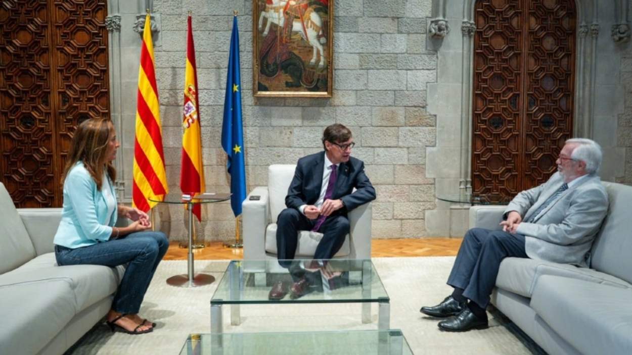 El presidente de la Generalitat, Salvador Illa, en una reunión con el presidente del Consell d'Educació de Catalunya, Joan Manuel del Pozo, y la consellera de Educación y Formación Profesional (FP), Esther Niubó, en el Palau de la Generalitat, a 21 de septiembre de 2026. Govern