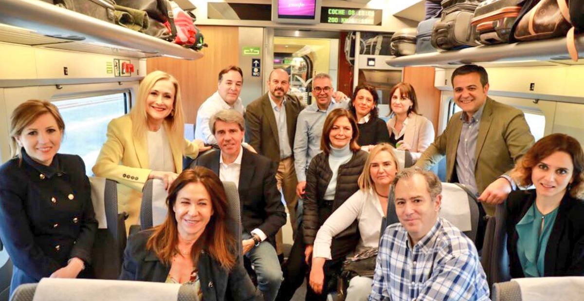 Cristina Cifuentes junto a su equipo y otros diputados en el AVE dirección Sevilla para el Congreso Nacional del PP