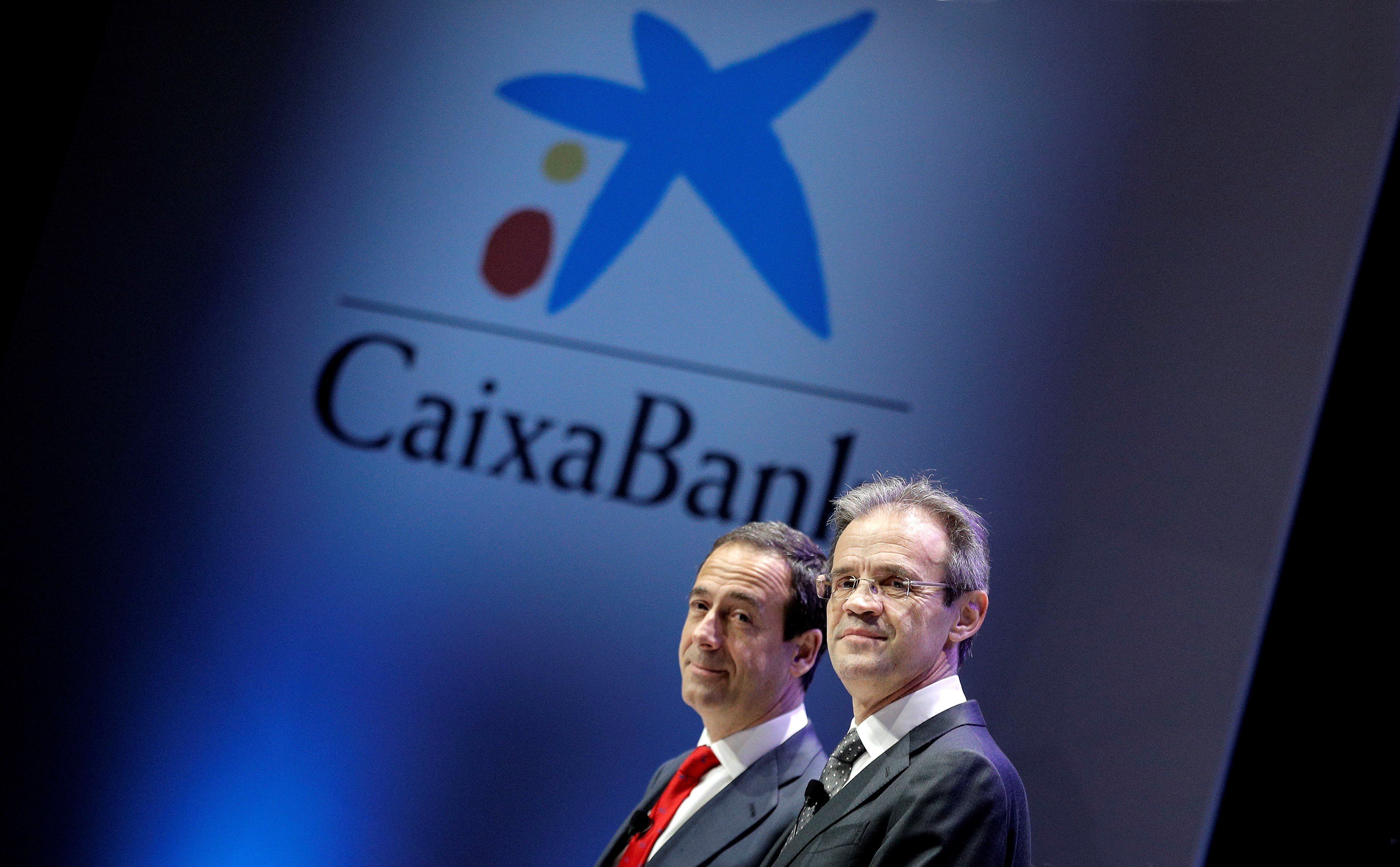 El presidente de CaixaBank, Jordi Gual (dcha), y el consejero delegado, Gonzalo Gortázar, al comienzo de la junta general de accionistas celebrada en Valencia