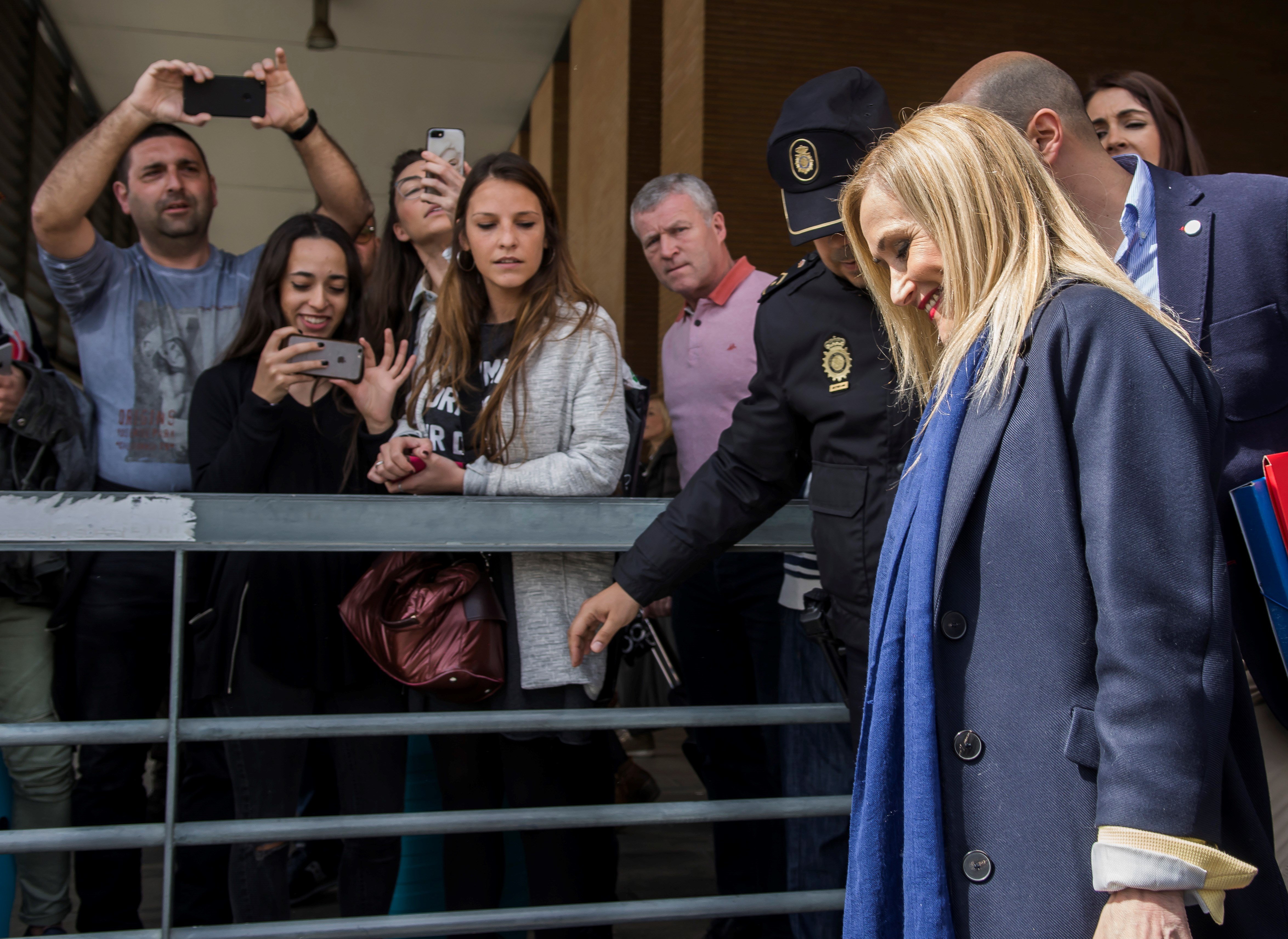 La presidenta de la Comunidad de Madrid, Cristina Cifuentes, a su llegada este mediodía a la estación de Santa Justa de Sevilla