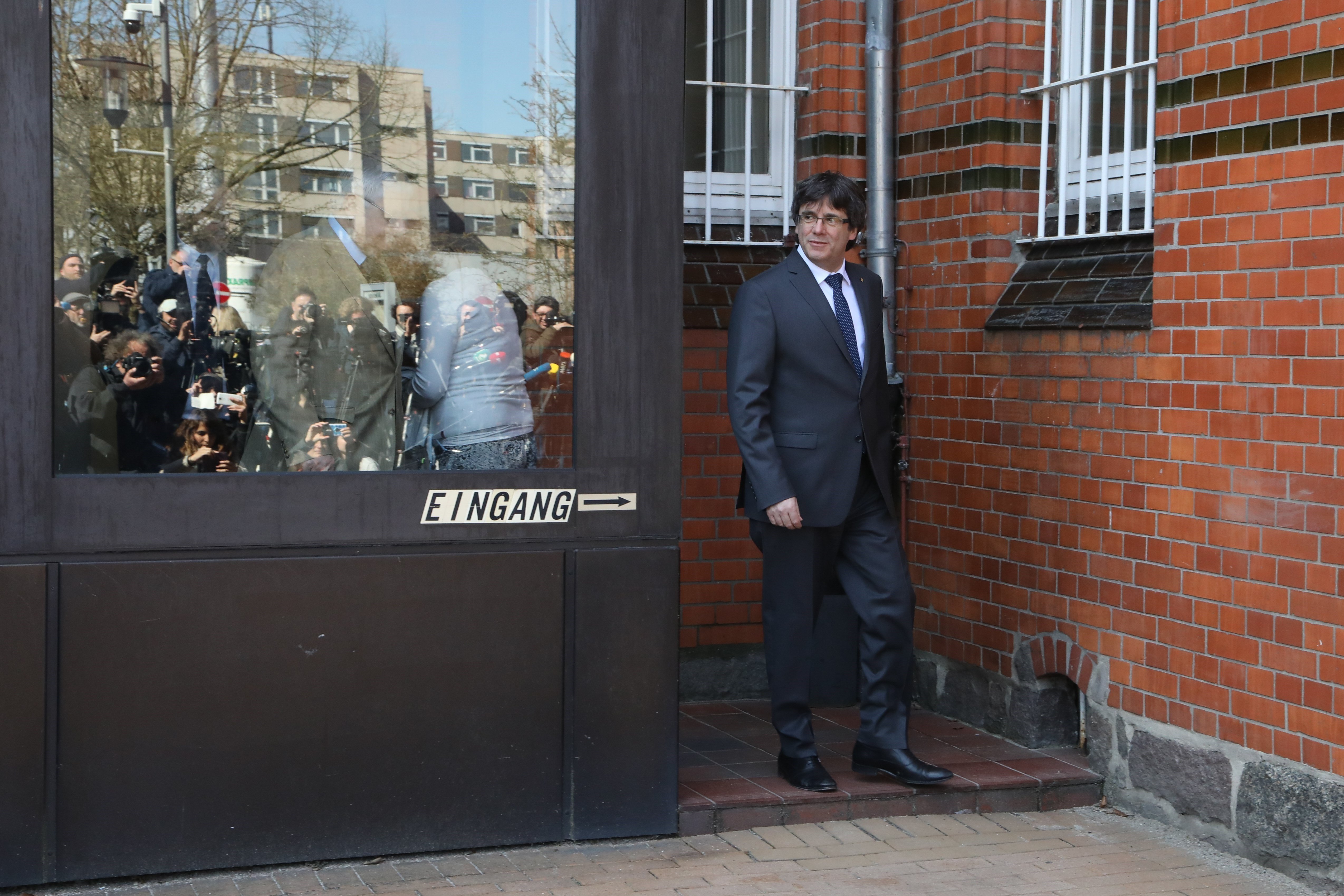 El expresidente Carles Puigdemont a su salida de la prisión de Schleswig-Holstein 