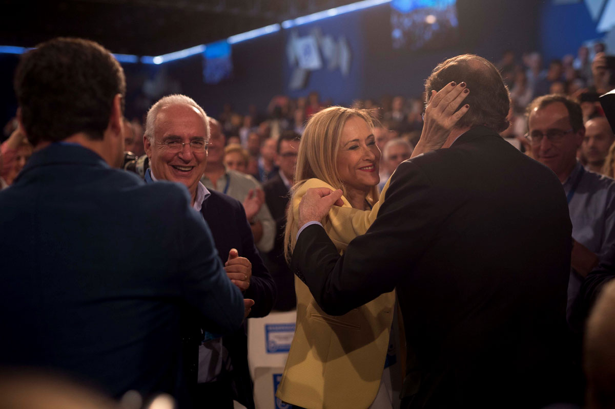 El presidente del Gobierno, Mariano Rajoy  saluda a  Cristina Cifuentes, a su llegada esta tarde a la Convención Nacional del PP