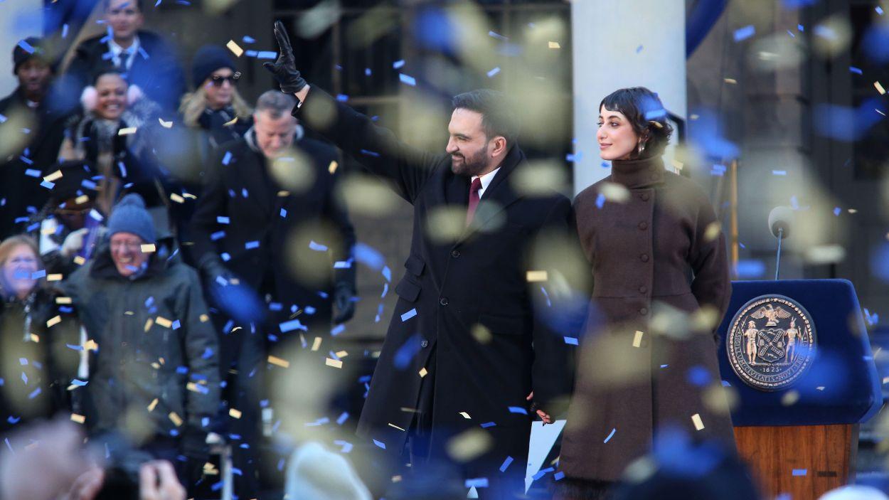 Zohran Mamdani y su esposa Rama Duwaji en el escenario después de que Mamdani jurara el cargo como el 112.º alcalde de la ciudad de Nueva York. EP/Archivo.