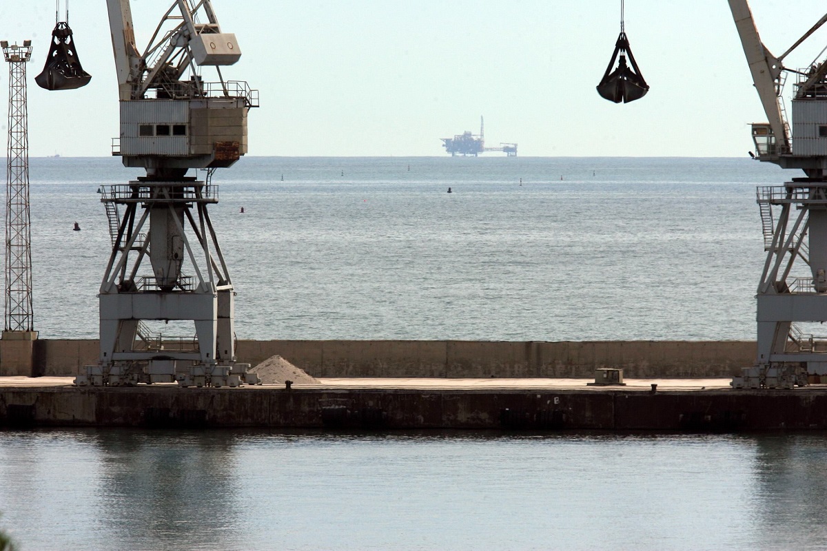 La plataforma Castor vista desde el delta del Ebro