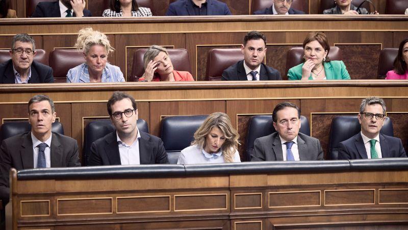 El presidente del Gobierno, Pedro Sánchez, el vicepresidente primero y ministro de Economía, Carlos Cuerpo, la vicepresidenta segunda y ministra de Trabajo, Yolanda Díaz, el ministro de Asuntos Exteriores, José Manuel Albares, y el ministro de la Presidencia, Félix Bolaños, durante una sesión plenaria en el Congreso, a 22 de abril de 2026, en Madrid (España). EP.