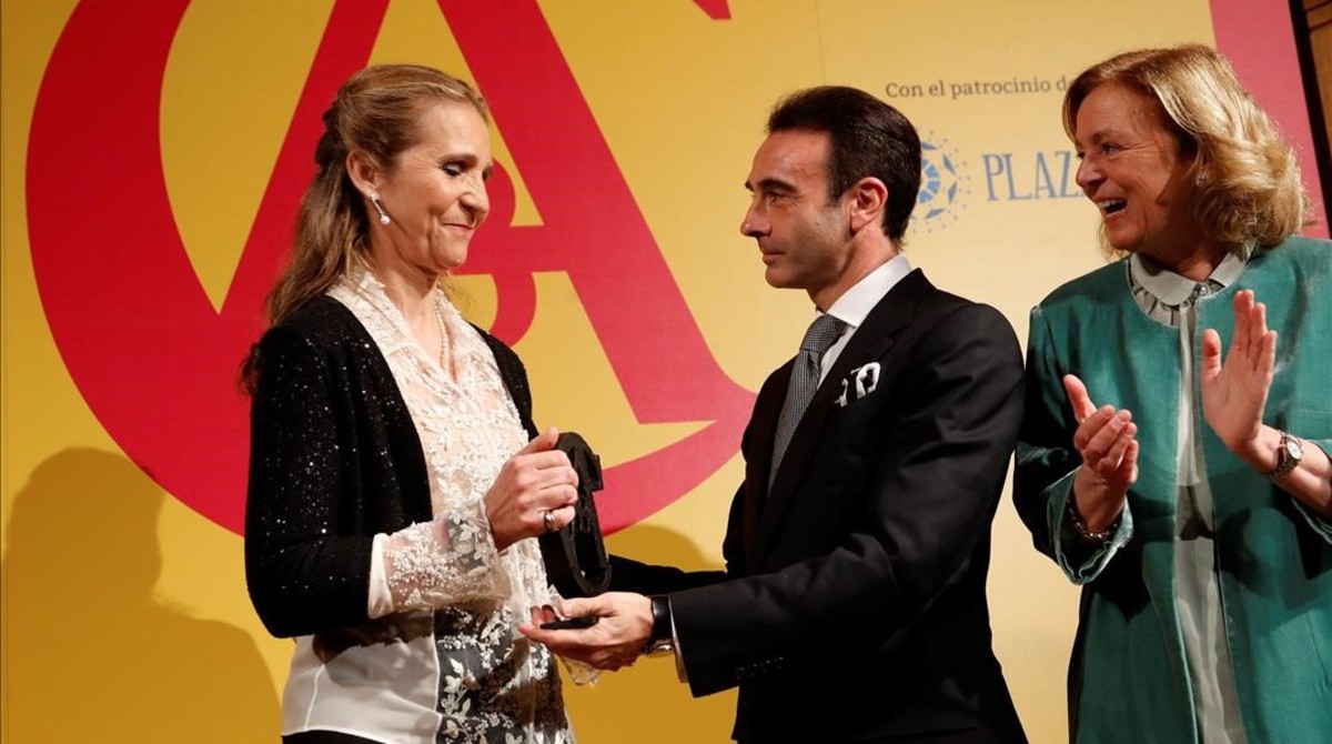 El torero Enrique Ponce entrega el premio a la infanta Elena, este martes en Madrid.