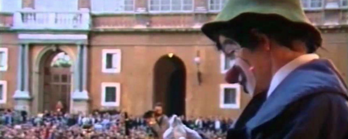 Diego Poole disfrazado de payaso en una actuación ante Juan Pablo II. 
