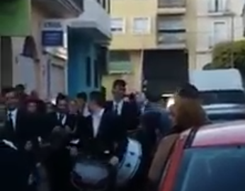Captura del vídeo en el que aparece un hombre bailando durante una procesión
