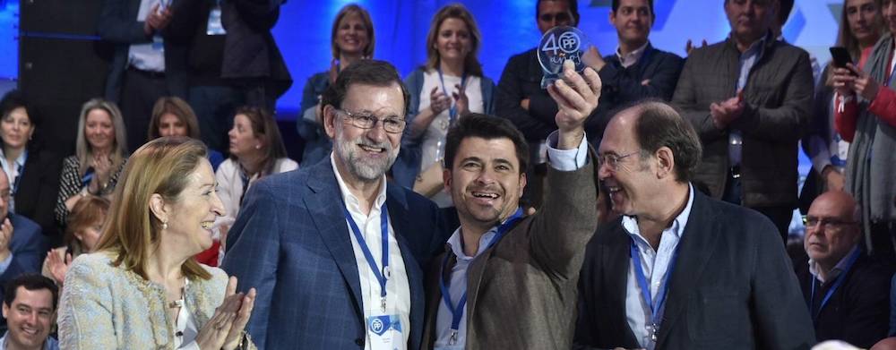 Mariano Rajoy con el candidato del PP a la alcaldía de Sevilla, Beltrán Pérez, y los presidentes del Congreso y el Senado.