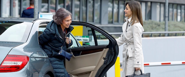 Las reinas hacen las paces a la puerta del hospital y con un coche de por medio. 