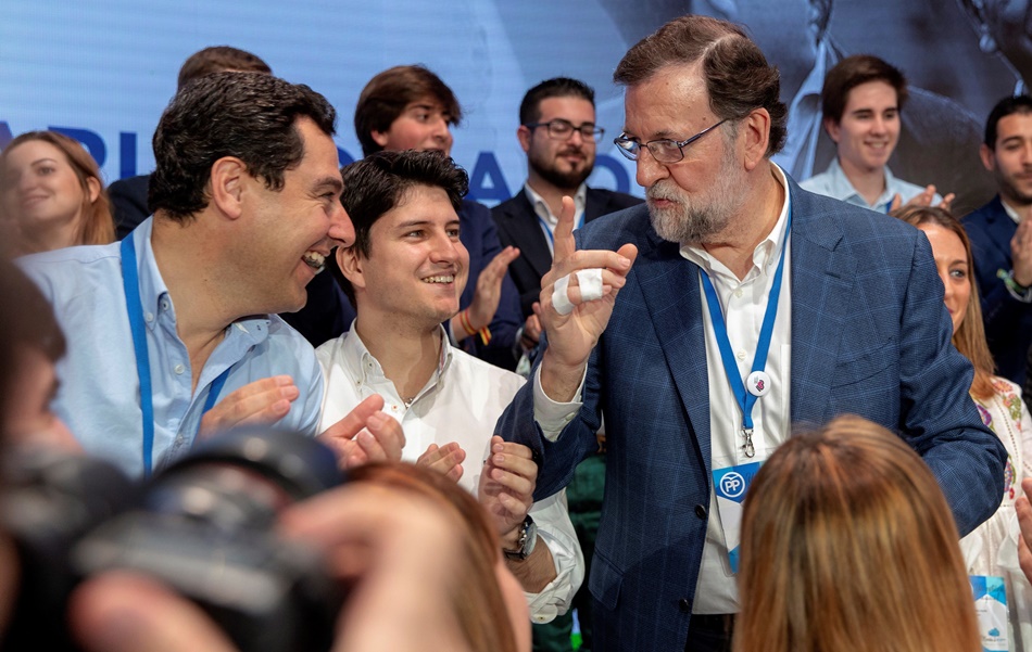El presidente del Gobierno, Mariano Rajoy, junto al líder andaluz, Juanma Moreno (i), y al presidente de Nuevas Generaciones, Diego Gago (c).
