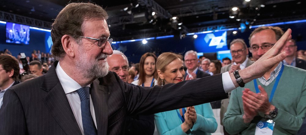 Mariano Rajoy, salua al plenario de la Convención del PP. Detrás, Cristina Cifuentes.