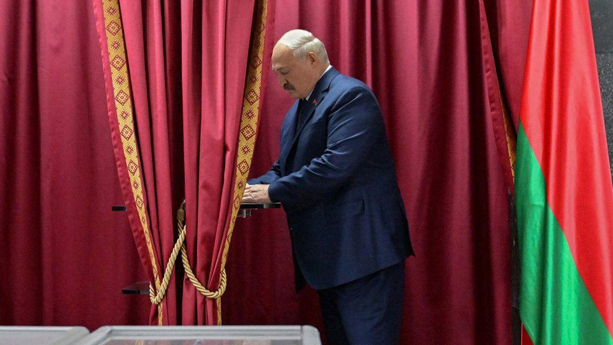 El presidente de Bielorrusia, Alexander Lukashenko, vota en un colegio electoral en Minsk, durante las elecciones presidenciales bielorrusas. EP.