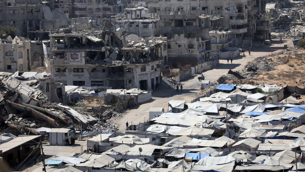 Palestinos viven dentro de torres residenciales dañadas y en tiendas de campaña cercanas en el norte de la Franja de Gaza. EP.
