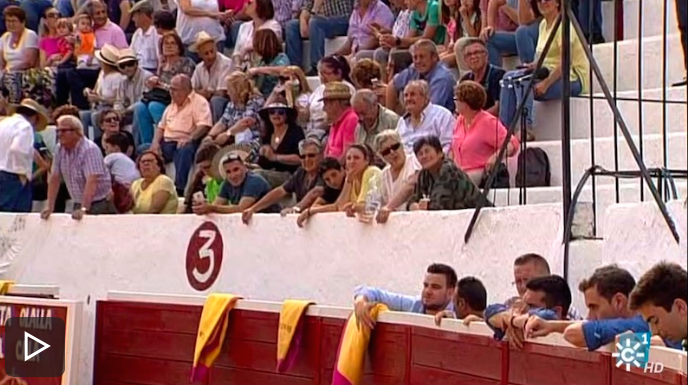 Canal Sur suspende la emisión de una Novillada en la Plaza de Toros de Santa Olalla (Huelva) tras la muerte de un aficionado. 
